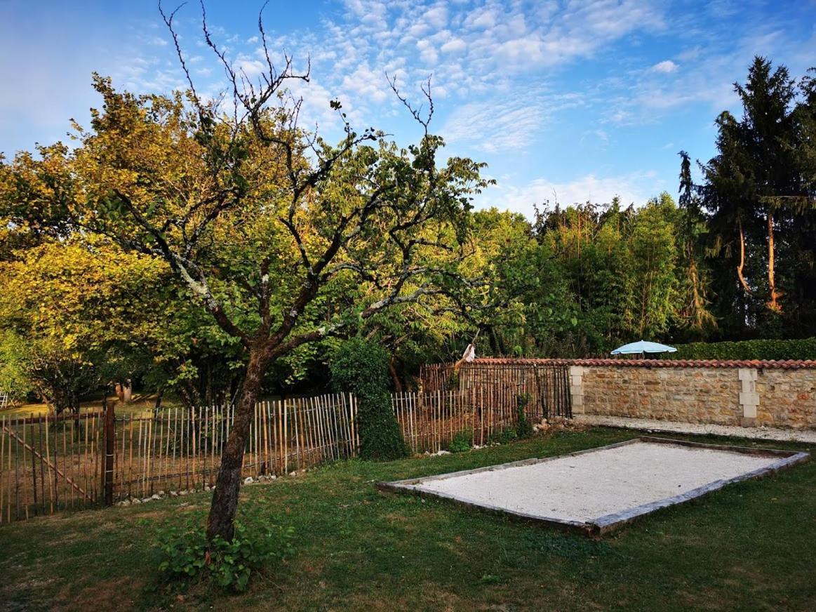 Gîte Le Bonheur Hiersac Extérieur photo