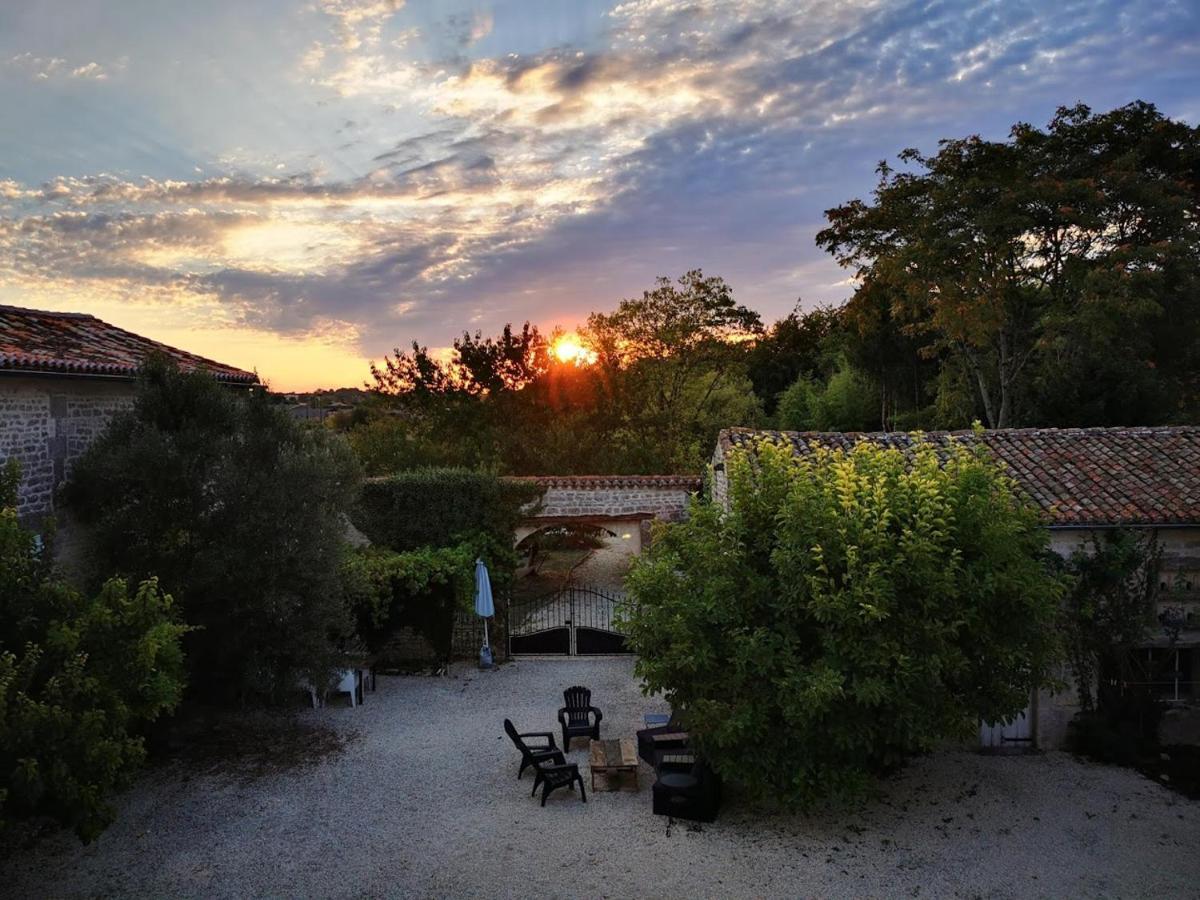 Gîte Le Bonheur Hiersac Extérieur photo