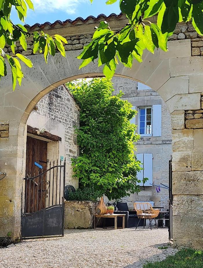 Gîte Le Bonheur Hiersac Extérieur photo